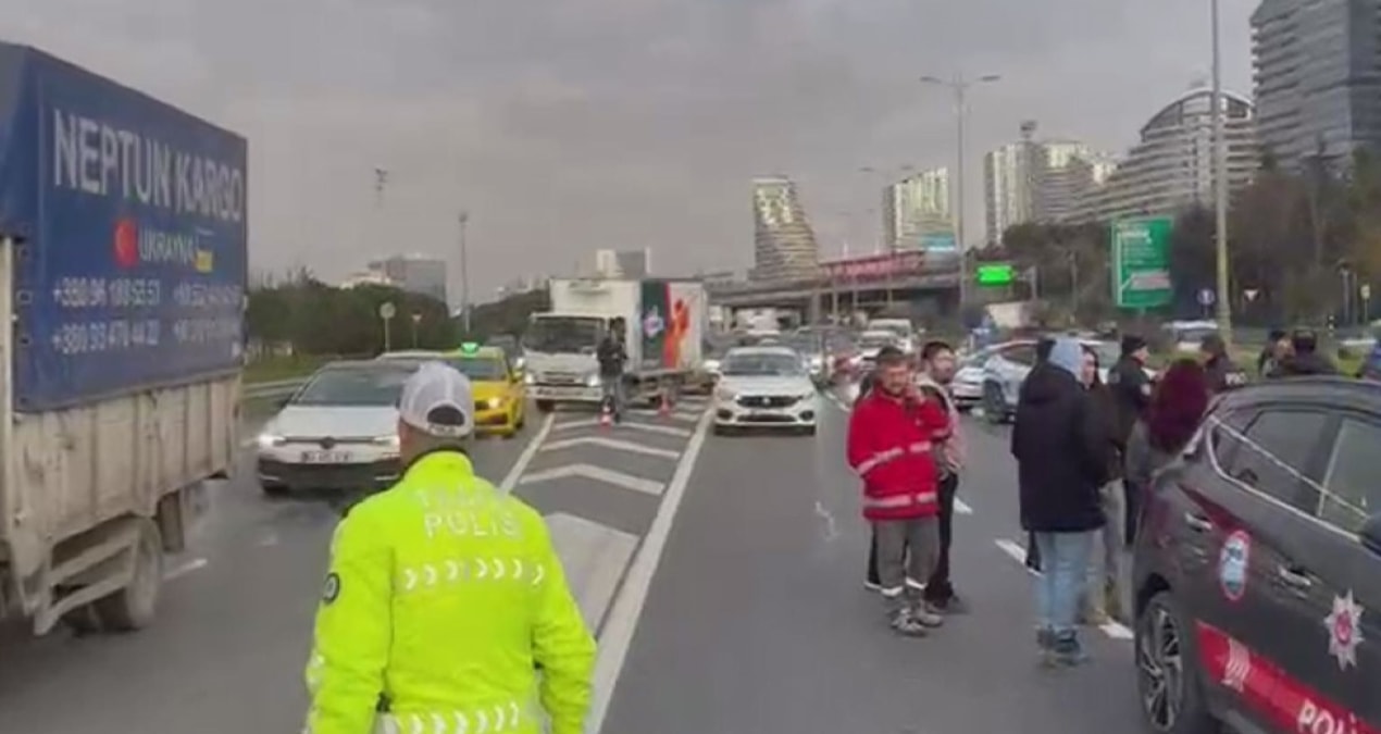 Gündemden Son Bilgiler: Bağcılar'da feci kaza: Aracından inen kamyonet şoförüne otomobil çarptı - Son Dakika H