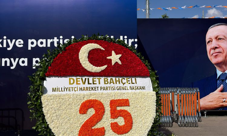 Ayrıntılar Netleşti: Bahçeli'den AK Parti'nin 25. Yıl Dönümüne Özel Tebrik Çelengi - Son Dakika | İşte Tüm Ayr