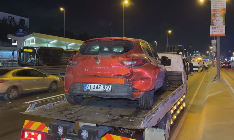 Gündemden Son Bilgiler: Bahçelievler'de Zincirleme Trafik Kazası: 3 Yaralı - Haberleri