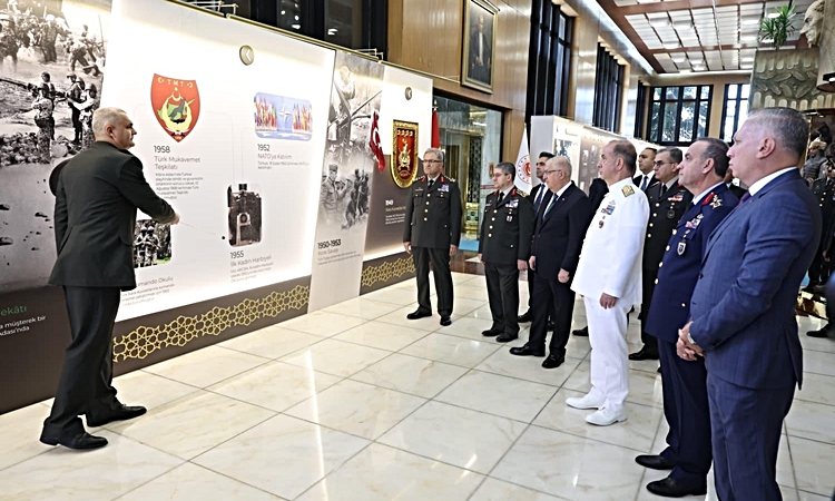 Bakan Güler, Kara Kuvvetleri Komutanlığı'nı ziyaret etti - Son Dakika Bilgileri