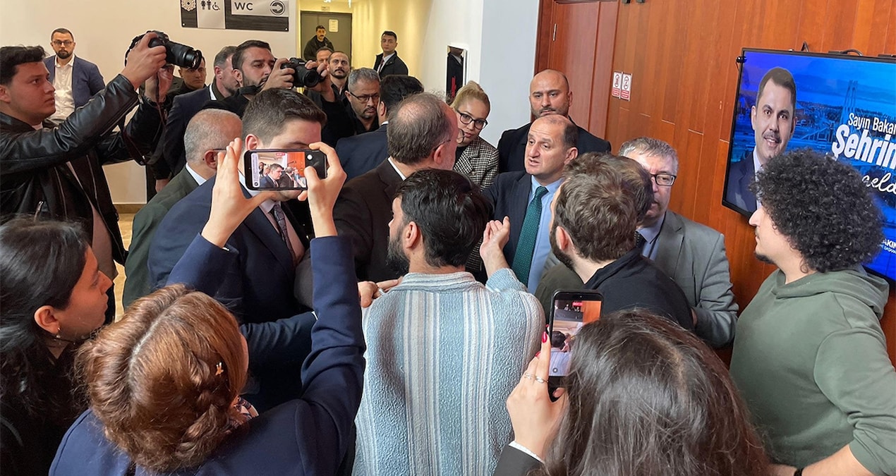 Kritik Açıklama: Bakan Kurum’un korumasından gazeteciye darp girişimi! Gazeteciler salonu terk etti - Son Daki