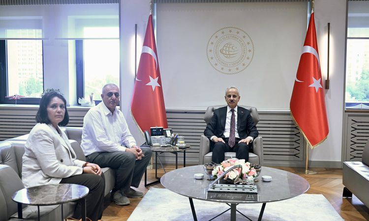 Kritik Açıklama: Bakan Uraloğlu, okul taarruzsında ölen Adnan'ın ailesini kabul etti - Haberleri: Gelişmeler T