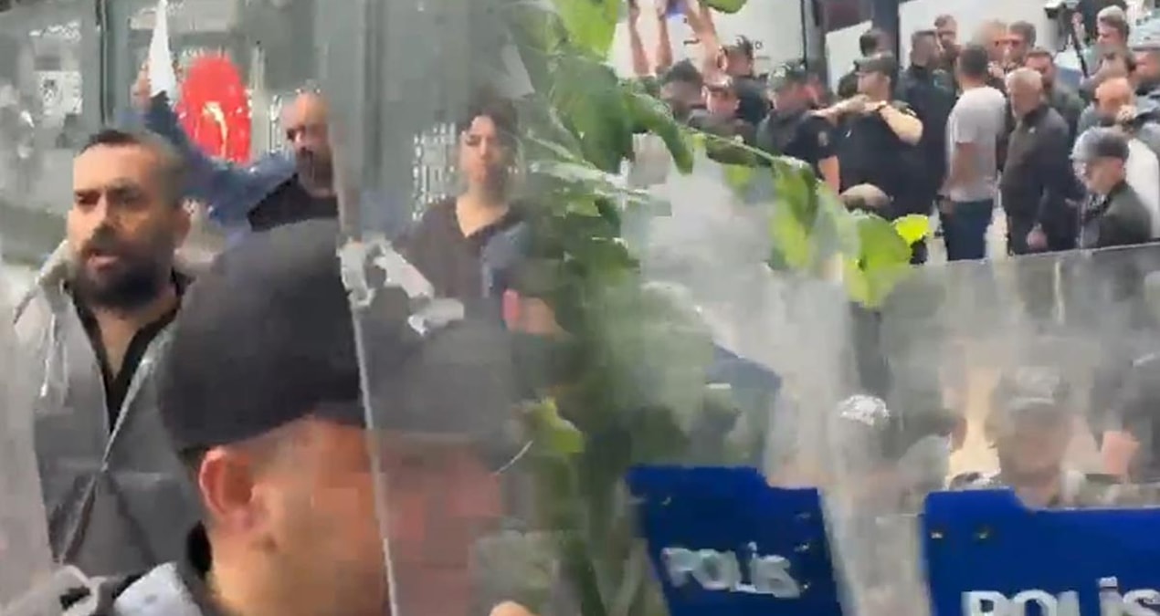 Son Gelişme: Bakanlık önündeki eylemde öğretmenlere gözaltı, basına kalkan engeli - Son Dakika Haberleri