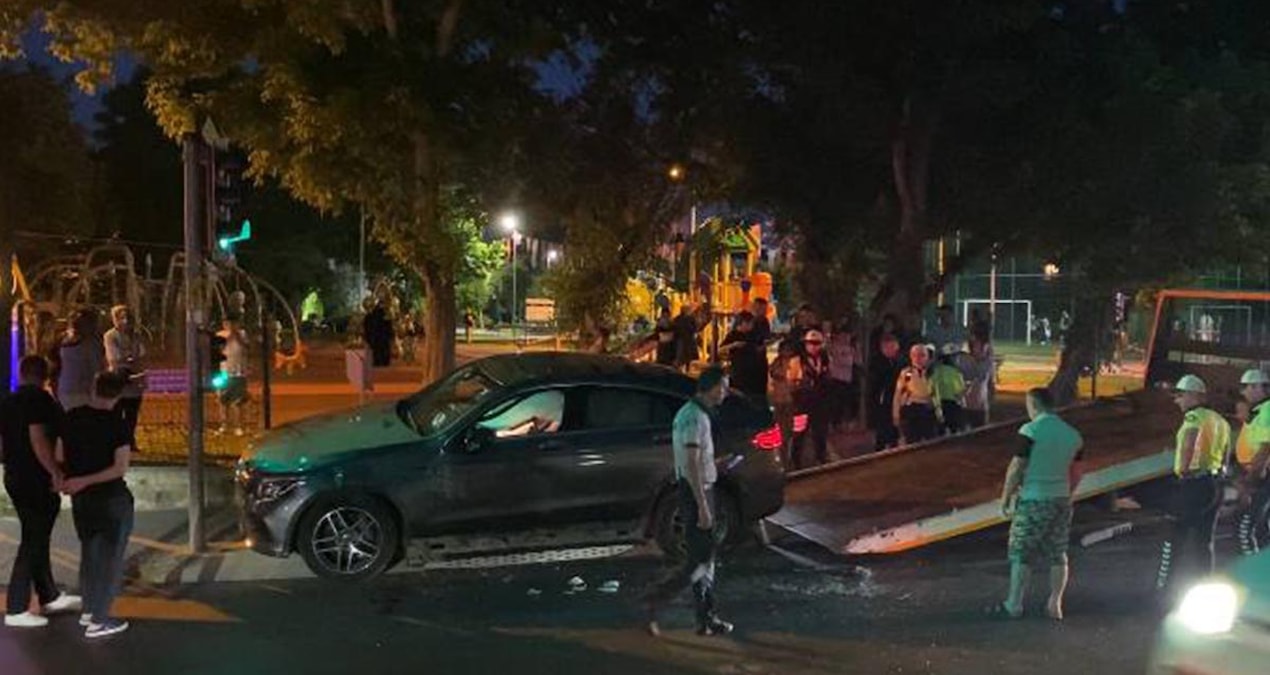 Son Gelişme: Bakırköy'de kırmızı ışıkta duran araca çarpan otomobil devrildi - Haberleri | İşte Tüm Ayrıntılar