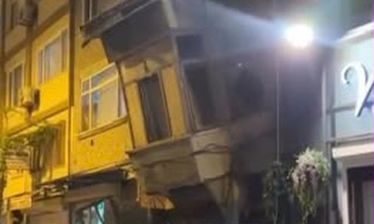 Bakırköy'de metruk binanın 2'nci katı çöktü, o anlar kamerada - Son Dakika Bilgileri