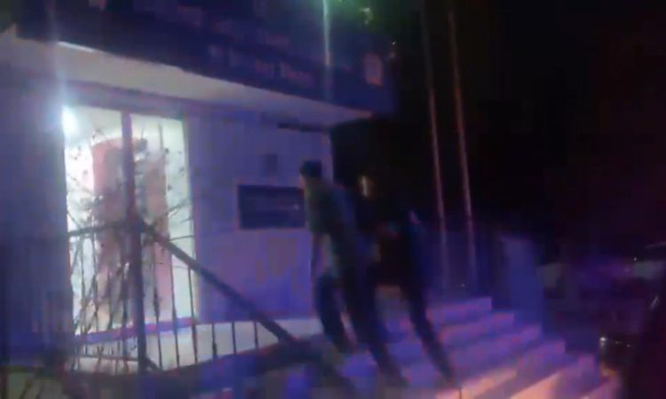 Bakırköy’de parkta uygunsuz davranışlarda bulunan 2 kişi gözaltı işlemi uygulandı - Son Dakika Haberleri ve Me
