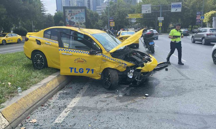Ayrıntılar Netleşti: Bakırköy'de Taksi-Otomobil Çarpıştı: 1 Yaralı - Son Dakika ve Merak Edilenler