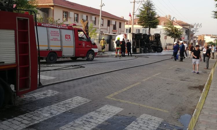 Ayrıntılar Netleşti: Balıkesir'de devrilen tankerden sızan akaryakıt ekiplerin müdahalesiyle dizginlendi - Son
