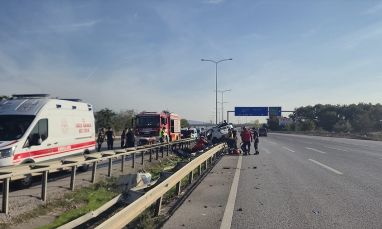 Balıkesir Susurluk'ta otomobil bariyerlere çarptı, 2 kişi yaralandı | İşte Tüm Ayrıntılar