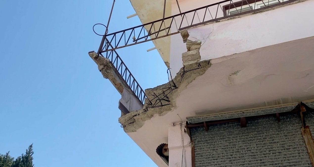 Balkon çöktü, baba ve engelli oğlu yaralandı - En Son Haber - Son Dakika Bilgileri