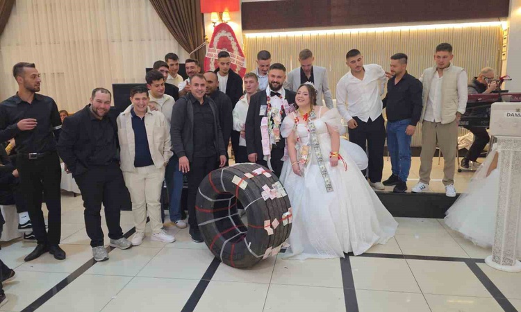 Bandırma'da düğünde tır şoförü damada yaklaşık 25 bin TL'lik tır lastiği takıldı