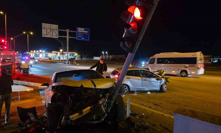 Bandırma'da Hastane Kavşağı'nda iki otomobil çarpıştı, 3 kişi yaralandı