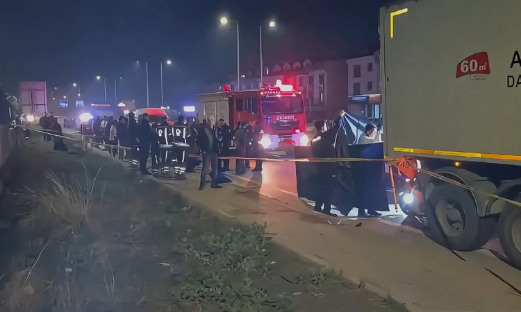 Bandırma'da motosiklet sürücüsü park halindeki TIR'a arkadan çarpıp yaşamını yitirdi