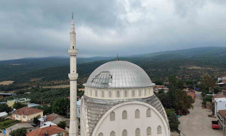 Gündemden Son Bilgiler: Bandırma'da Poyraz Cami Kubbesine Zarar Verdi - Haberleri: Gelişmeler Takip Ediliyor