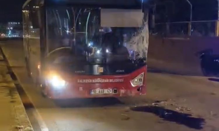 Bandırma’da ters yöndeki otobüs motosikletle çarpıştı: 17 yaşındaki sürücü yaralandı - Son Dakika | İşte Tüm A