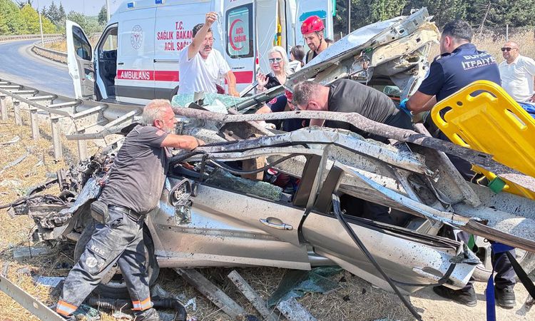 Gündemden Son Bilgiler: Bariyerlere çarpan otomobil, hurdaya döndü; sürücü ile eşi yaralandı - Son Dakika: Gel