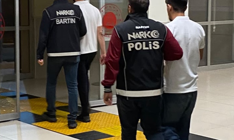 Bartın'da uyuşturucu operasyonunda gözaltına alınan 8 şüpheliden 2'si hakkında tutuklama kararı verildi ve Mer