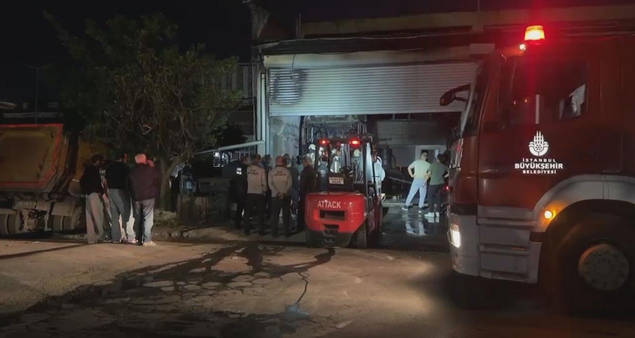 Gündemden Son Bilgiler: Başakşehir'de park halindeki TIR'da çıkan yangın söndürüldü - Son Dakika Haberleri ve