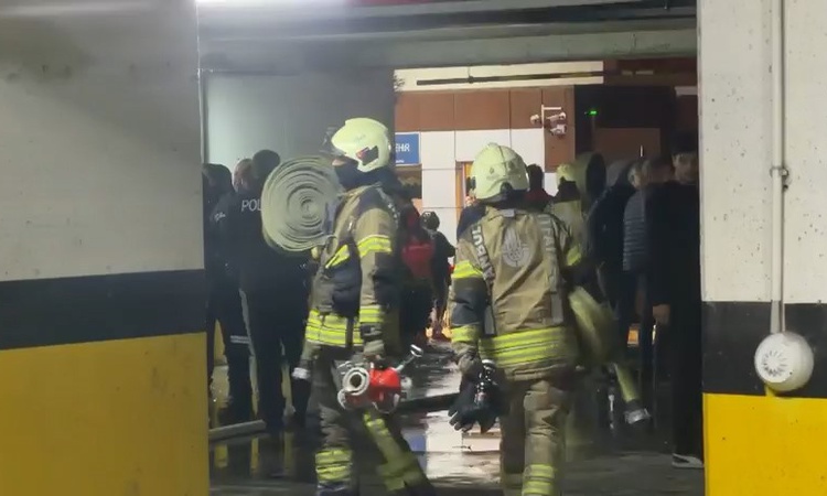 Başakşehir’de site otoparkında araç yangını: Site sakinleri tahliye edildi