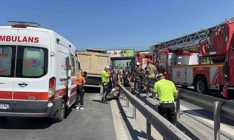 Basın Ekspres Yolu'nda motosiklet kamyonun altında kaldı: Sürücü yaşamını yitirdi - Son Dakika - Son Dakika Bi