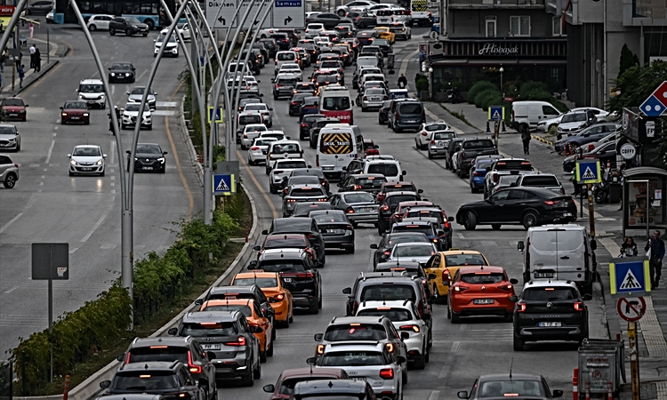 Başkentte eğitim öğretim yılının ilk gününde trafik yoğunluğu meydana geldi ve Merak Edilenler