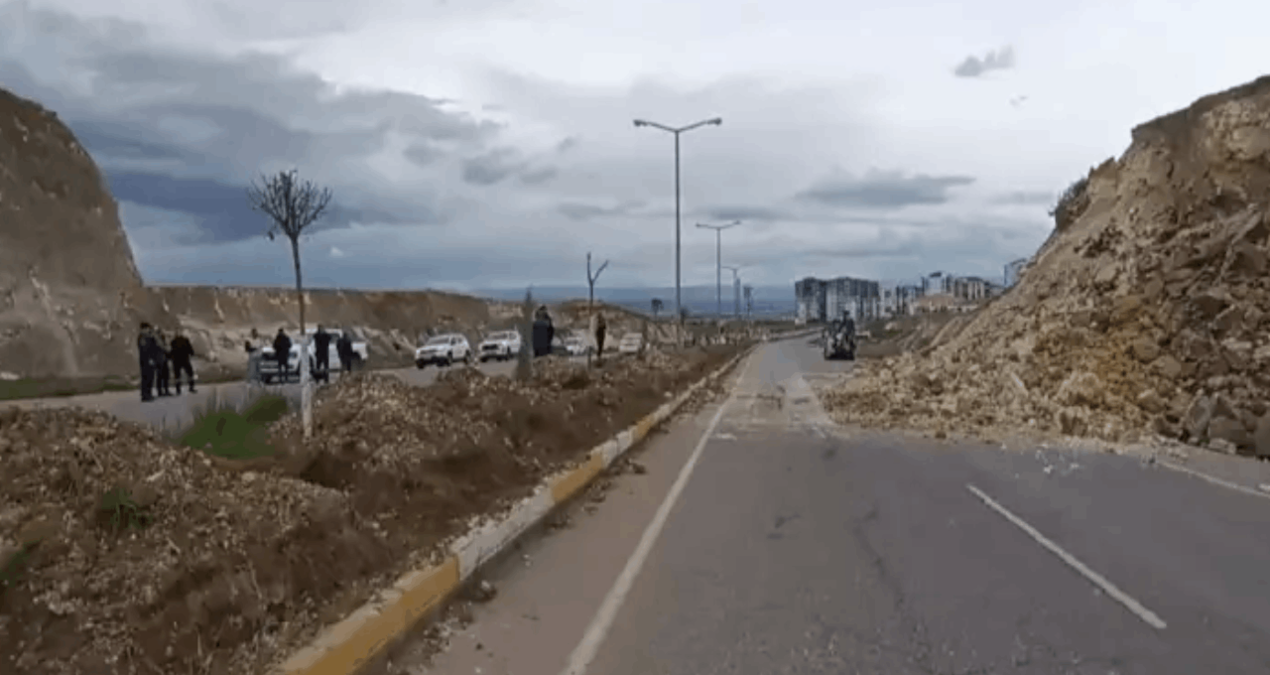Kritik Açıklama: Batman'da üniversite yolu üzerinde heyelan - En Son Haber: Gelişmeler Takip Ediliyor