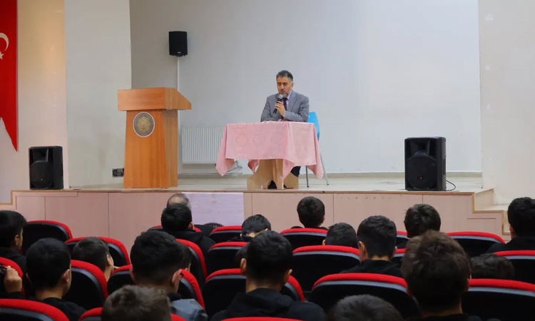 Bayburt İl Müftüsü Bektaş, İmam Hatipliler Haftası'nda konferans verdi ve Merak Edilenler