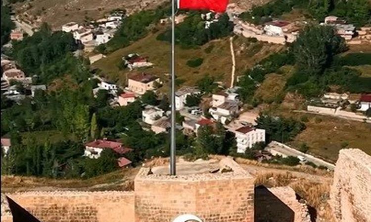 Sıcak Gündem: Bayburt Kalesi'ndeki Türk Bayrağı Yenilendi - Son Dakika Haberleri - Son Dakika Bilgileri