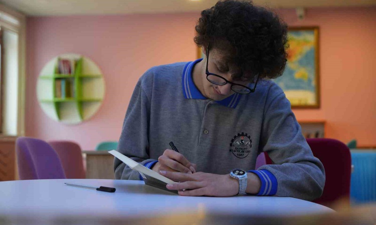 Bayburt meslek lisesi öğrencisi 4 ayda 'Dalgaların Ardındaki' romanını tamamladı - Son Dakika Bilgileri