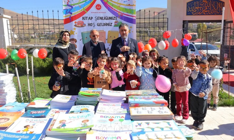 Bayburt'ta 4-6 yaş Kur'an kursu öğrencileri kumbara birikimiyle kitap satın aldı: Gelişmeler Takip Ediliyor