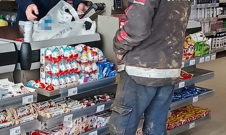 Bayburt'ta işçi, çamurlu ayakkabılarıyla markete girmedi, çorapla alışveriş yaptı - Son Dakika Bilgileri