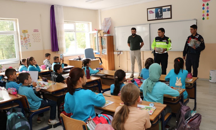 Bayburt'ta Konursu Köyü İlkokulu öğrencilerine trafik güvenliği eğitimi verildi - Son Dakika Bilgileri