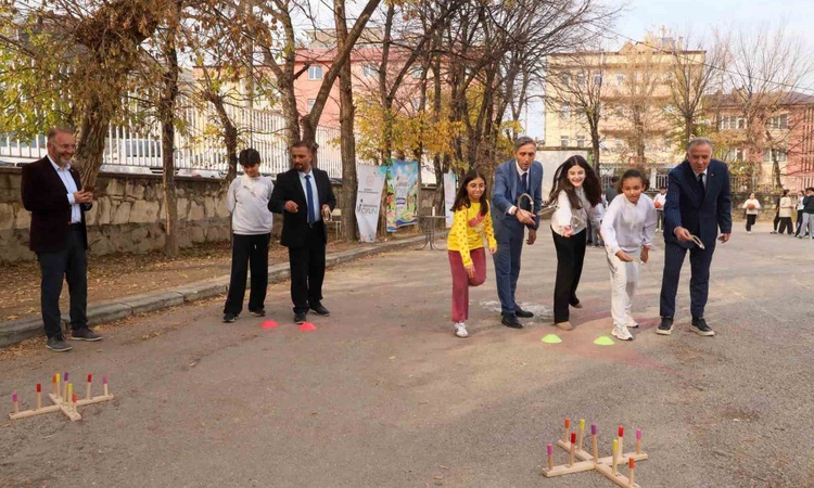 Bayburt’taki 4 okulda ‘Maarifin Kalbinde Oyun’ etkinliği düzenlendi ve Merak Edilenler