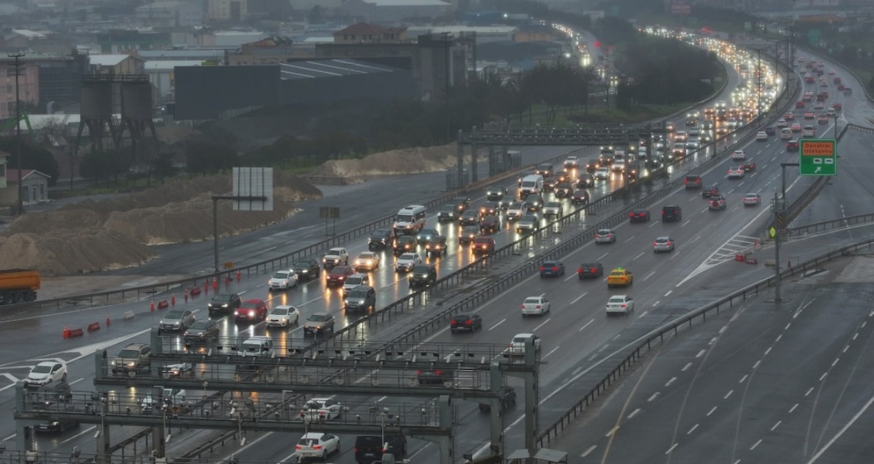 Ayrıntılar Netleşti: Bayram tatili dönüşü yoğunluk resmen start aldı: İstanbul'da trafik kitlendi! - Haberleri