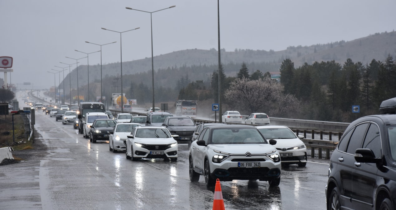Gündemden Son Bilgiler: Bayram tatili göçü resmen start aldı! Kilometrelerce araç kuyruğu oluştu - Son Dakika