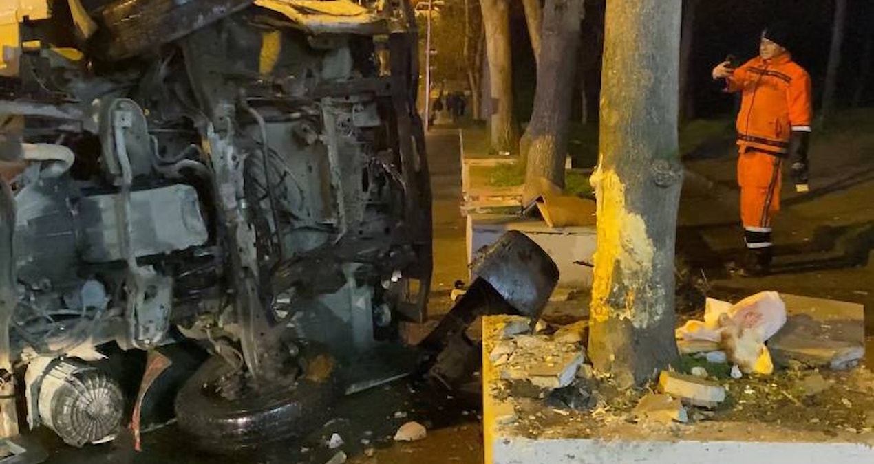 Son Gelişme: Bayrampaşa’da kamyonet devrildi: 3 kişi ölümden döndü - Son Dakika Haberleri | İşte Tüm Ayrıntıla
