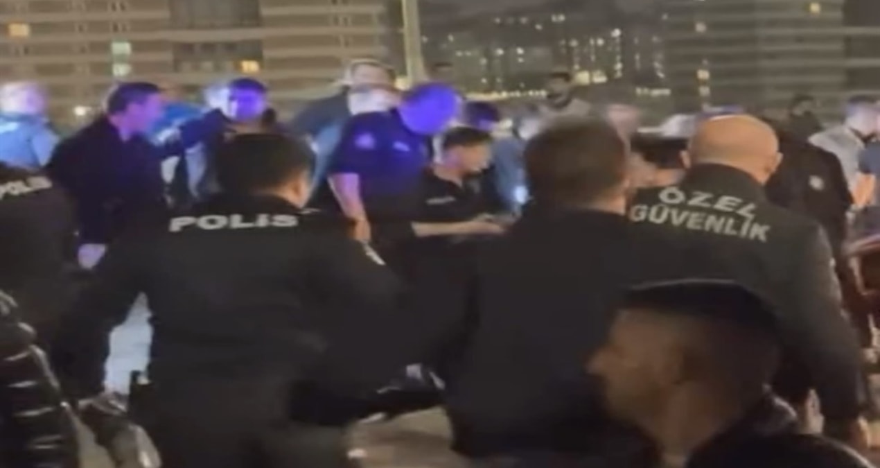 Sıcak Gündem: Bayrampaşa sebze halinde meydan savaşı: 12 polis yaralandı! - En Son Haber: Gelişmeler Takip Edi