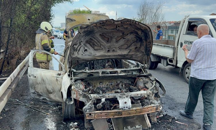 A moving car burned in Bayrampaşa - Breaking News