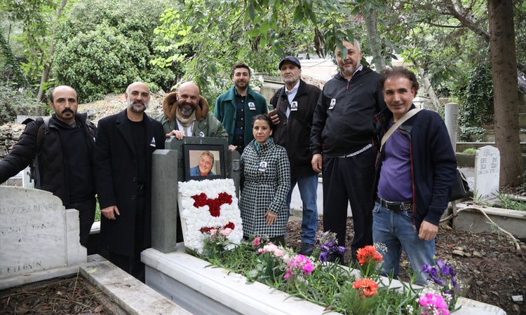Beklan Algan, vefatının 16. yılında Aşiyan Mezarlığı'ndaki kabri başında anıldı ve Merak Edilenler