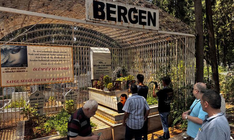 Sıcak Gündem: Bergen, Ölümünün 37. Yıl Dönümünde Mezarı Başında Anıldı - Son Dakika ve Merak Edilenler