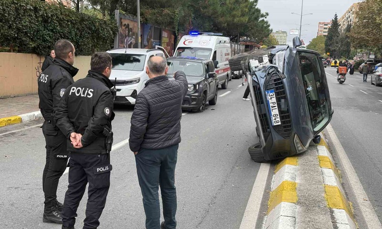 Beylikdüzü'nde çarpışan iki araçtan biri yan yattı, sürücüyü vatandaşlar çıkardı ve Merak Edilenler