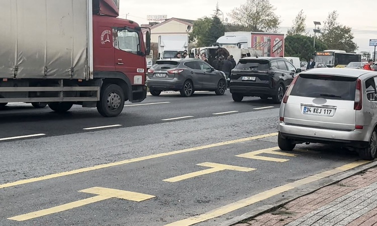 Beylikdüzü'nde E-5'te kaygan yolda yan yatan kamyonun sürücüsü hastaneye kaldırıldı - Son Dakika Bilgileri
