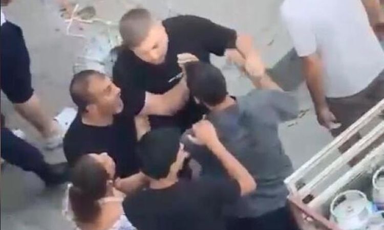 Beylikdüzü'nde esnafla mahalleli arasında 'park etme' kavgası; küfür edip yumruklarla saldırdılar - Son Dakika