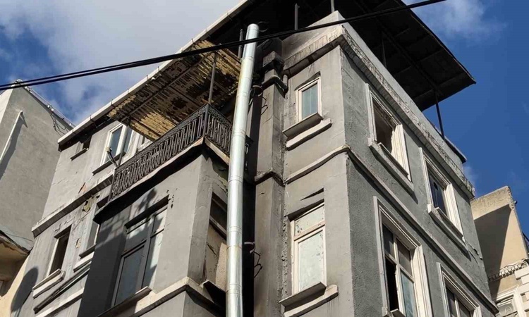 Beyoğlu'nda boş binanın ikinci katında çıkan yangında bir kişi dumandan etkilendi | İşte Tüm Ayrıntılar