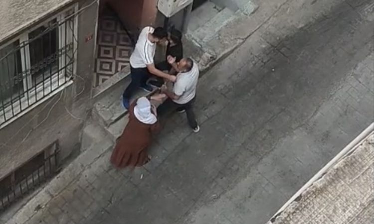Kritik Açıklama: Beyoğlu’nda eniştesinin dükkanında fön çektirdi; para vermek istemeyince taş ve sopalarla evi
