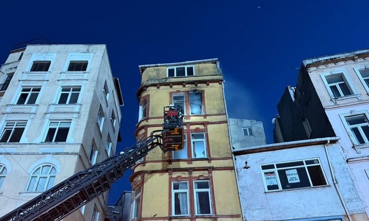 Son Gelişme: Beyoğlu'nda Yangın: Havai Fişek İddiası - Son Dakika