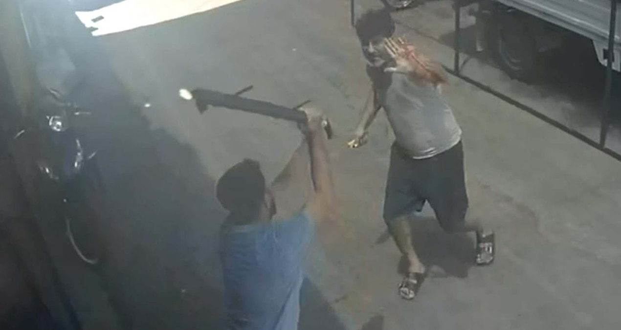 Son Gelişme: Bıçaklı saldırıya sopalarla karşılık verdiler! Dehşet anı kamerada - Son Dakika ve Merak Edilenle