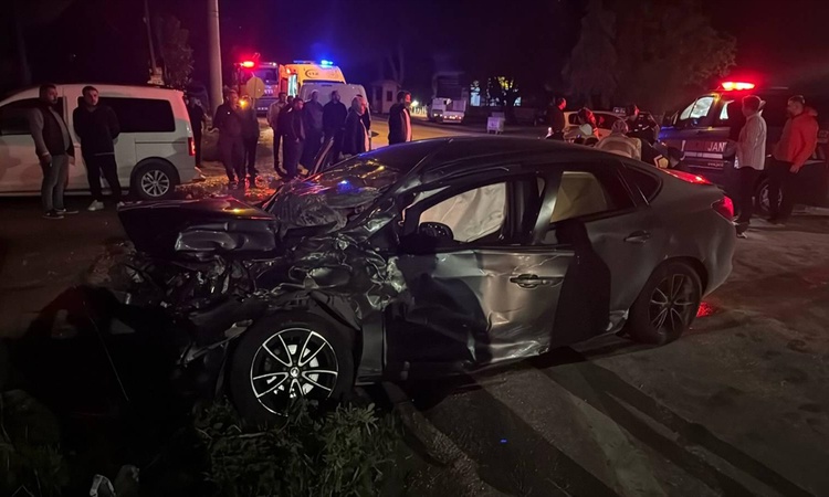Bilecik Osmaneli'de otomobil tıra çarptı, kazada 5 kişi yaralandı ve Merak Edilenler