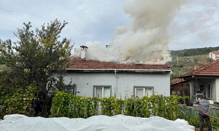 Bilecik Pazaryeri'nde Ahmetler köyünde kaynak kıvılcımı çatıda yangına yol açtı ve Merak Edilenler