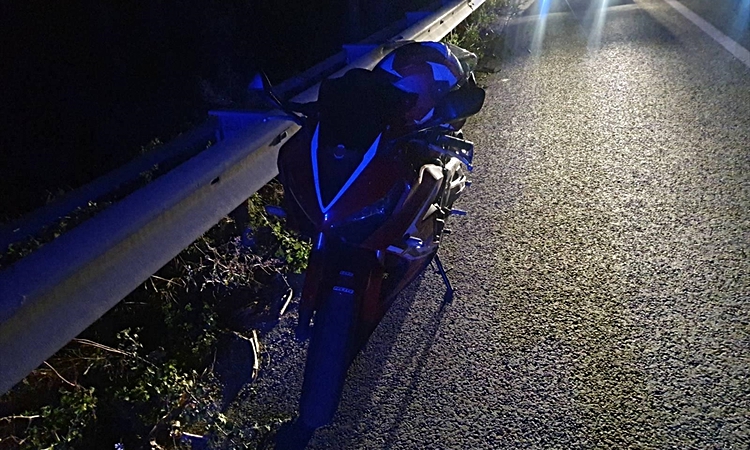 Bilecik Pazaryeri'nde motosiklet bariyere çarptı, 2 kişi yaralandı